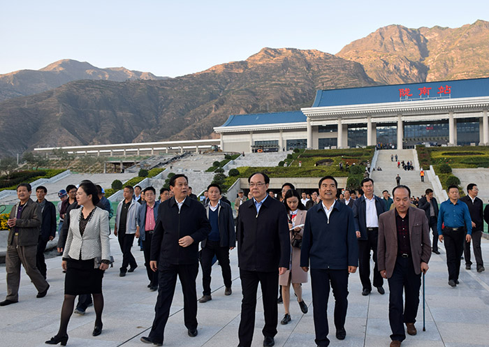 全國(guó)、省市政協(xié)委員體驗(yàn)蘭渝鐵路、視察階州廣場(chǎng)