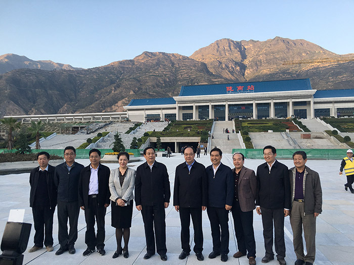 全國(guó)、省市政協(xié)委員體驗(yàn)蘭渝鐵路、視察階州廣場(chǎng)