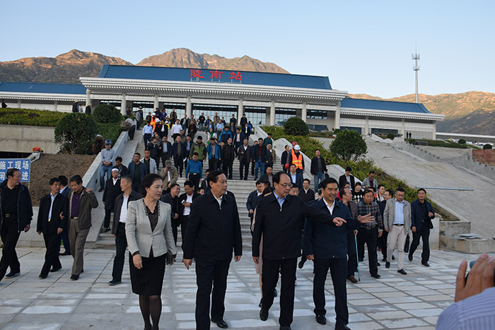 全國(guó)、省市政協(xié)委員體驗(yàn)蘭渝鐵路、視察階州廣場(chǎng)