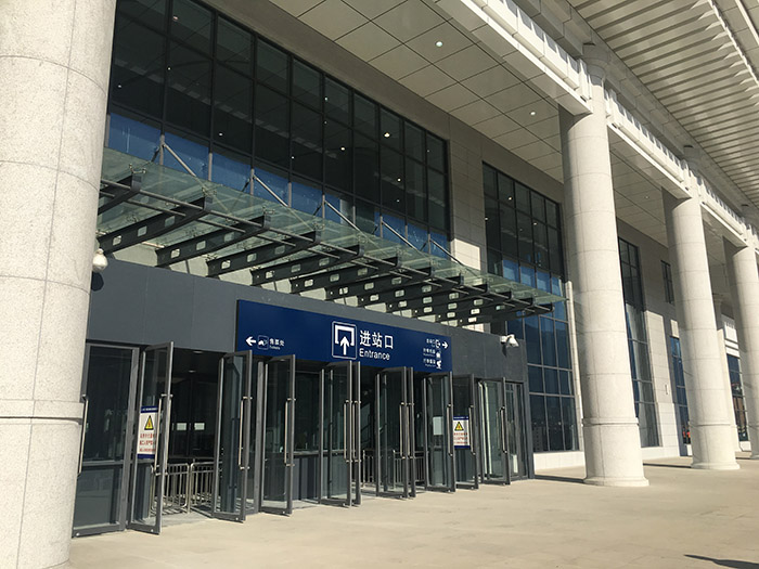 全國(guó)、省市政協(xié)委員體驗(yàn)蘭渝鐵路、視察階州廣場(chǎng)