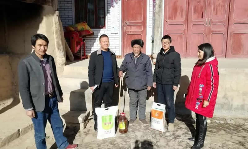 堅(jiān)持精準(zhǔn)幫扶，合力脫貧攻堅(jiān)——市龍江城鄉(xiāng)發(fā)展集團(tuán)、隴南太平洋財(cái)險(xiǎn)公司聯(lián)合開(kāi)展幫扶文縣橋頭鎮(zhèn)安子坡村2019年春節(jié)慰問(wèn)活動(dòng)