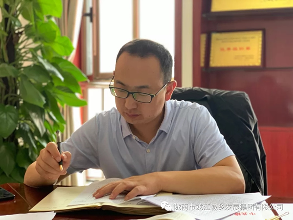 市龍江集團(tuán)“不忘初心、牢記使命”主題教育讀書(shū)班舉行結(jié)班式