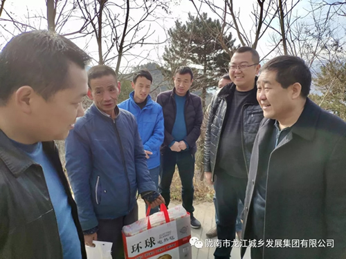 市龍江集團在文縣橋頭鎮(zhèn)安子坡村開展“解難題、辦實事、送溫暖”活動