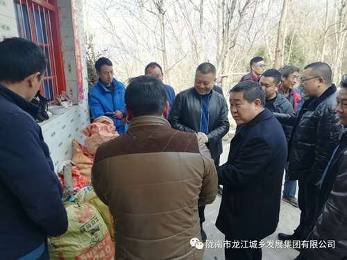 市龍江集團在文縣橋頭鎮(zhèn)安子坡村開展“解難題、辦實事、送溫暖”活動