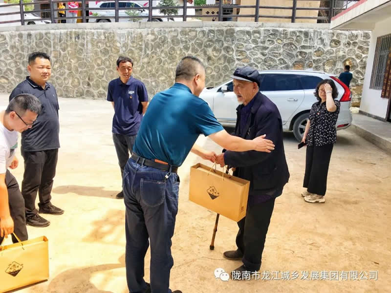 “感黨恩、憶黨史”，--市龍江城鄉(xiāng)發(fā)展集團公司開展慶祝建黨99周年主題黨日活動
